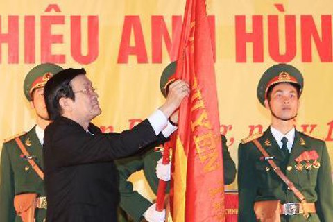 Le district Dan Phuong reçoit le titre de héros du travail - ảnh 1